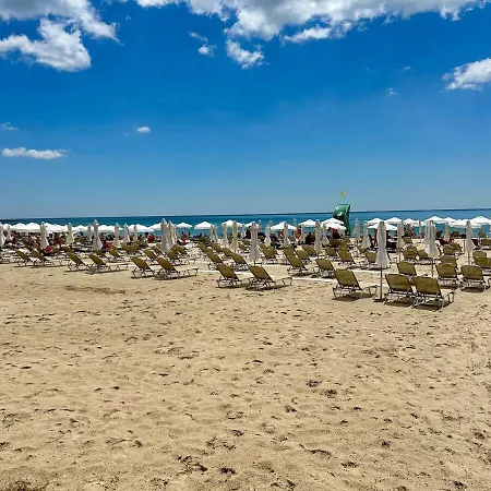 Sunny Escape Your Beachside Home Apartment